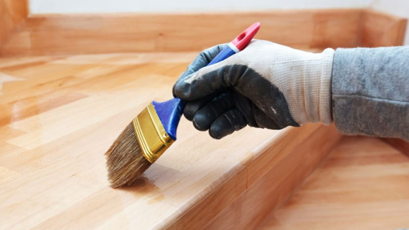  Application de vernis à l'eau sur un escalier en bois